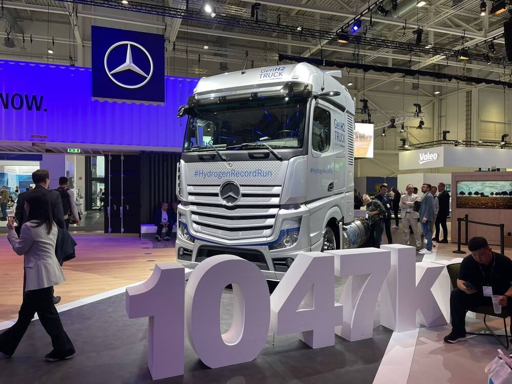 Mercedes-Benz GENH2 Truck