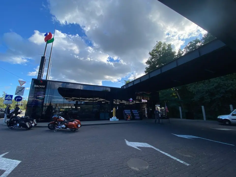 SOCAR встановлює захисні укриття на АЗК