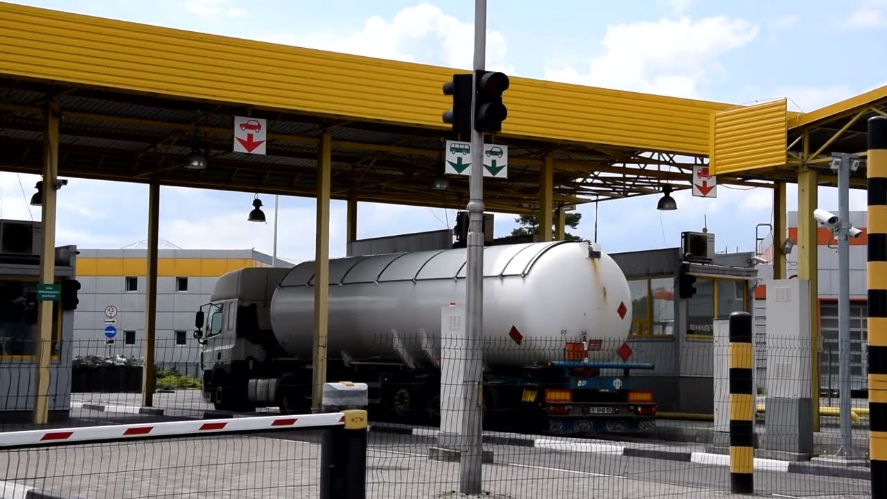 Затори на польській митниці ставлять під загрозу постачання нафтопродуктів в Україну