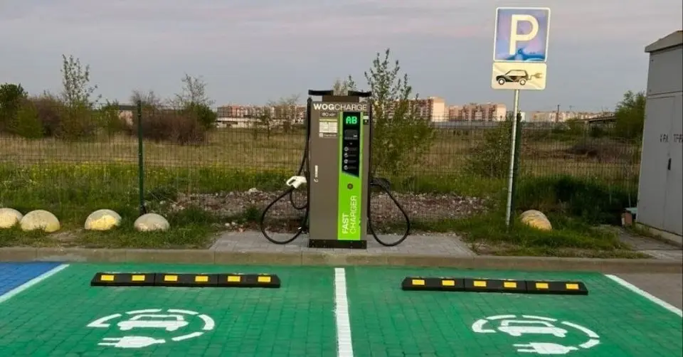 TOKA та WOG відкрили три електрозарядки на Дніпропетровщині