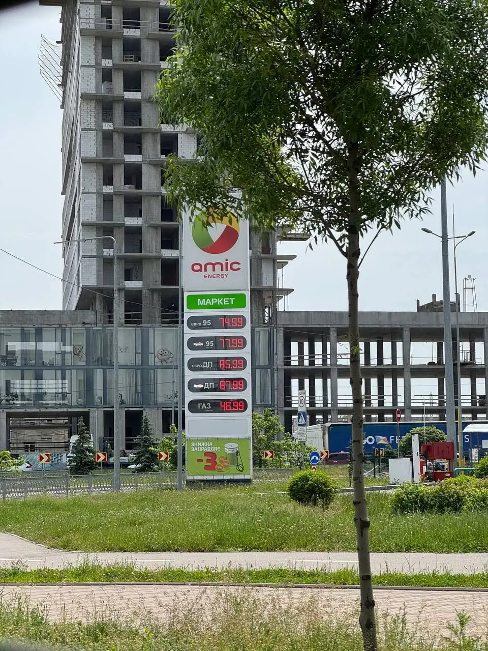 АЗС масово підвищили ціни на бензин