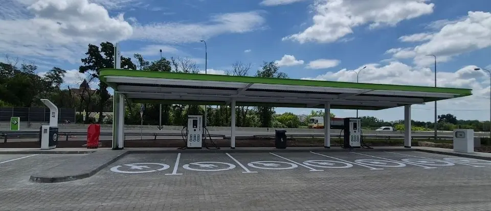 Мережа TOKA відкрила новий надпотужний зарядний хаб на АЗК OKKO